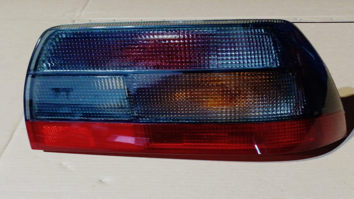 Faro trasero rojo fume der - Imagen principal