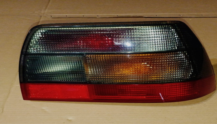 Faro trasero rojo fume der - Imagen principal