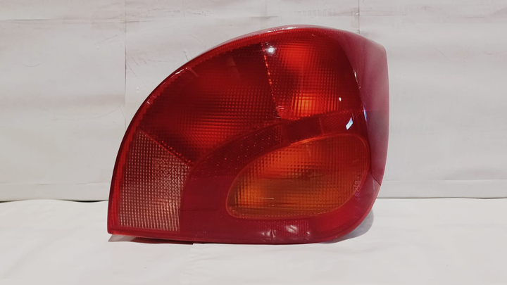 Faro tras m/atras roja der - Imagen principal