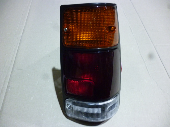 Faro trasero tricolor m/negro der - Imagen principal