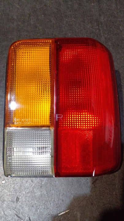 Faro trasero tricolor c liso c/p.lampara der - Imagen principal