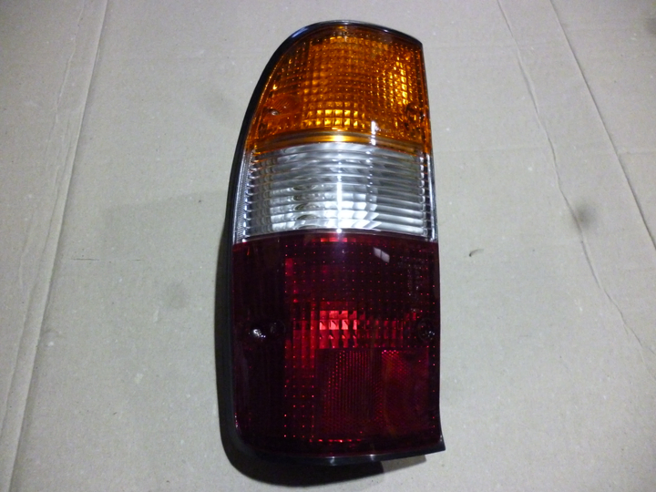 Faro trasero tricolor izq - Imagen principal