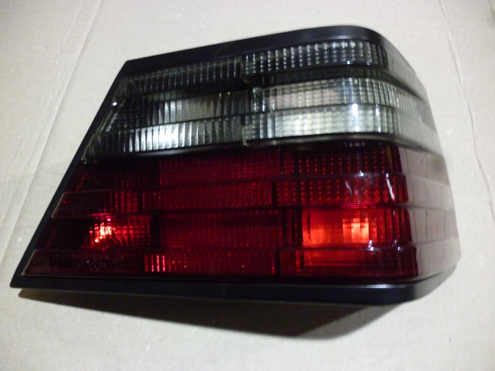 Faro trasero rojo fume der - Imagen principal