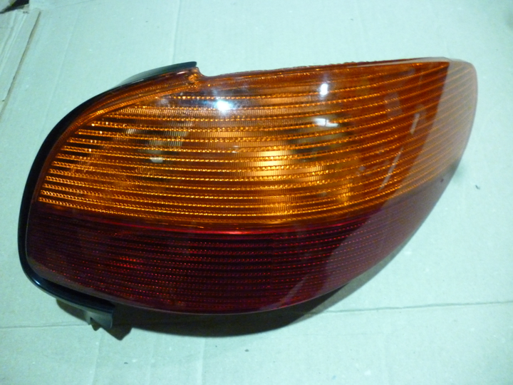 Faro trasero ambar rojo der - Imagen principal