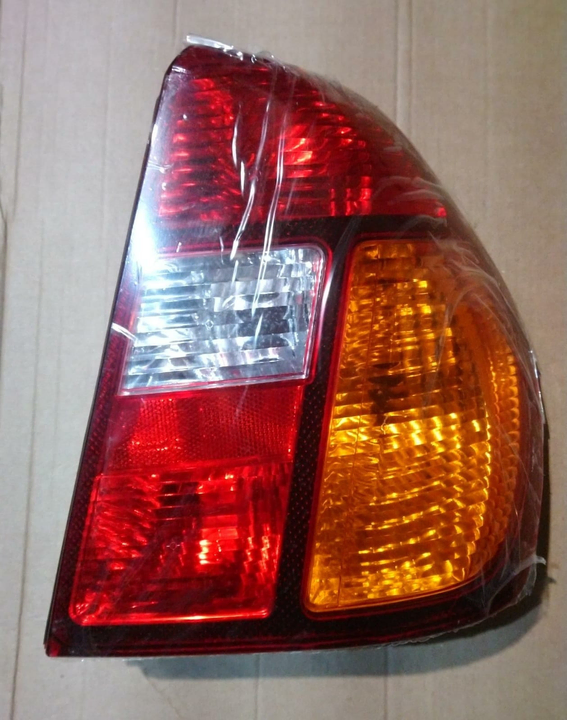 Faro trasero tricolor sedan 4 puertas izq - Imagen principal