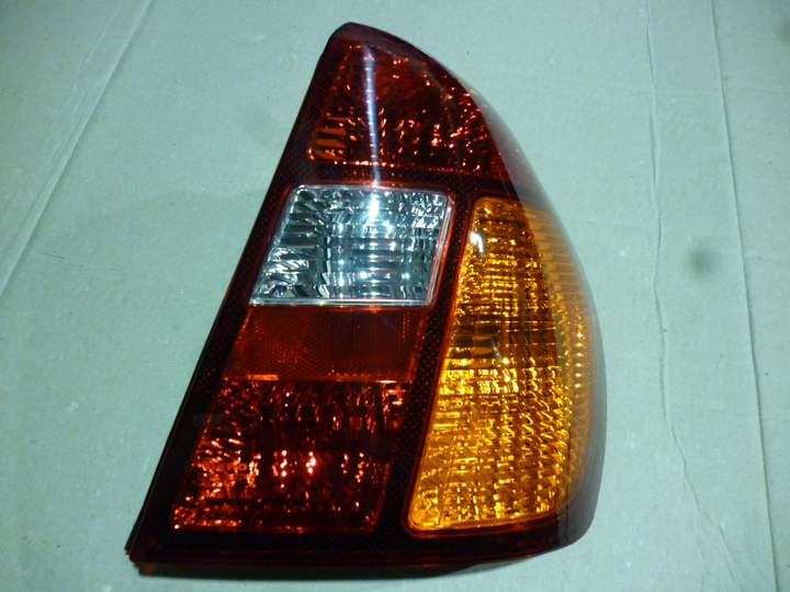 Faro trasero tricolor sedan 4 puertas izq - Imagen principal