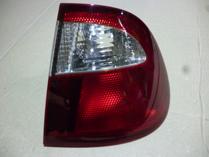 Faro trasero g/barro cristal rojo der - Imagen principal