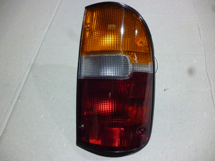 Faro trasero tricolor 4 tor tacoma der - Imagen principal