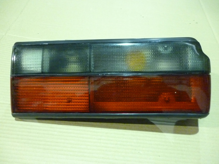 Faro trasero rojo fume acril. der - Imagen principal