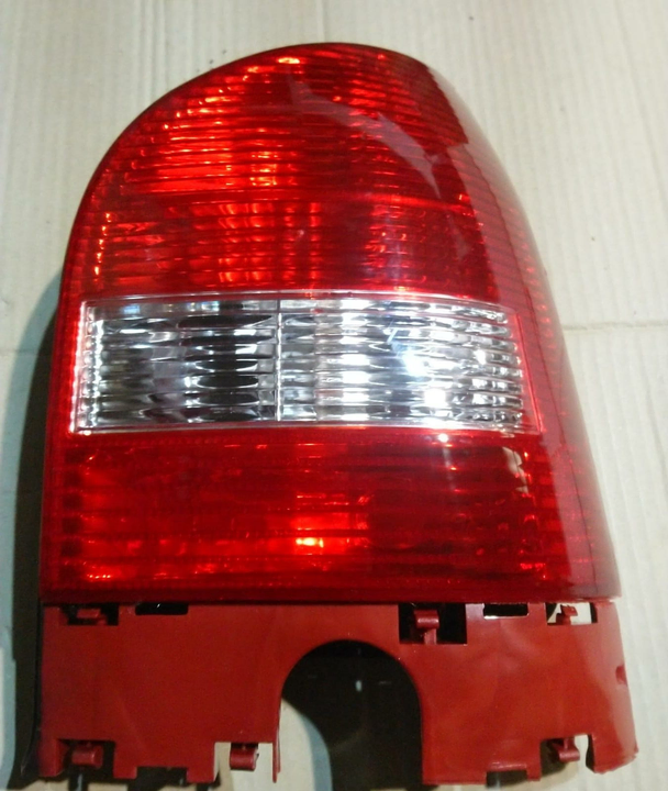 Faro trasero cristal rojo m/negro der - Imagen principal