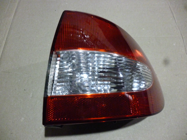 Faro trasero rojo m/negro ext. 4p. der - Imagen principal