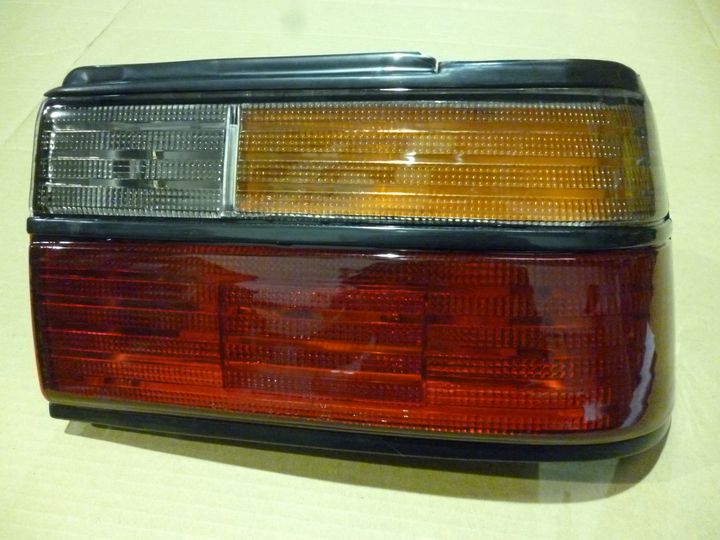 Faro trasero tricolor m/negro izq - Imagen principal