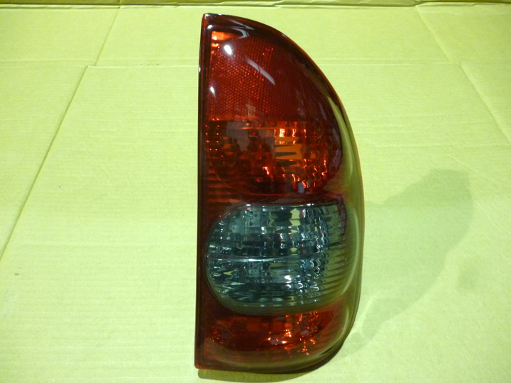 Faro trasero rojo fume 5 ptas der - Imagen principal