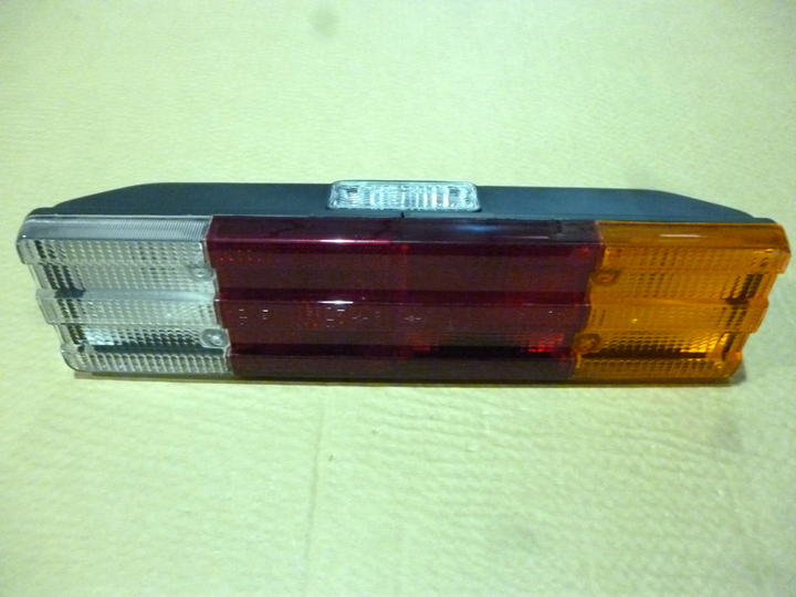 Faro trasero tricolor acanalado s/mat c/ficha conectora izq - Imagen principal