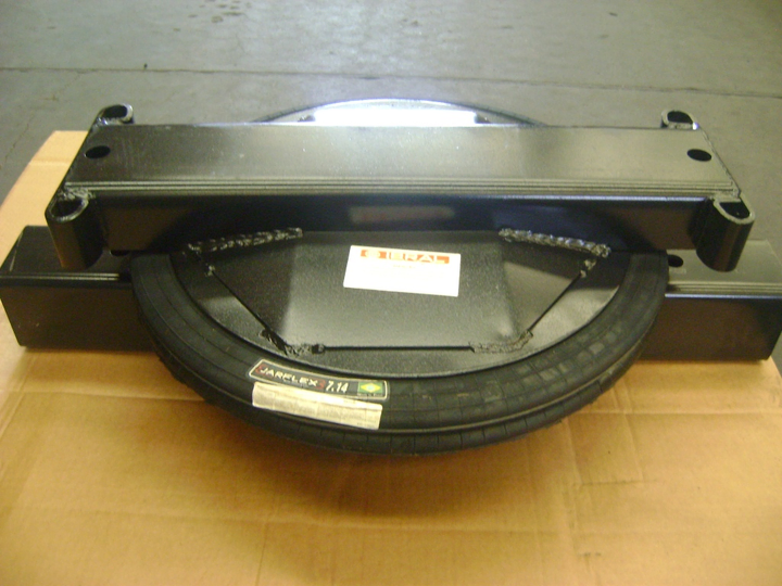 Levante neumatico grande camion remolque con esparragos guia - Imagen principal