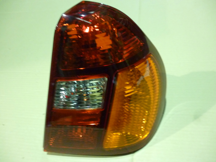 Faro trasero tricolor sedan 4 puertas der - Imagen principal