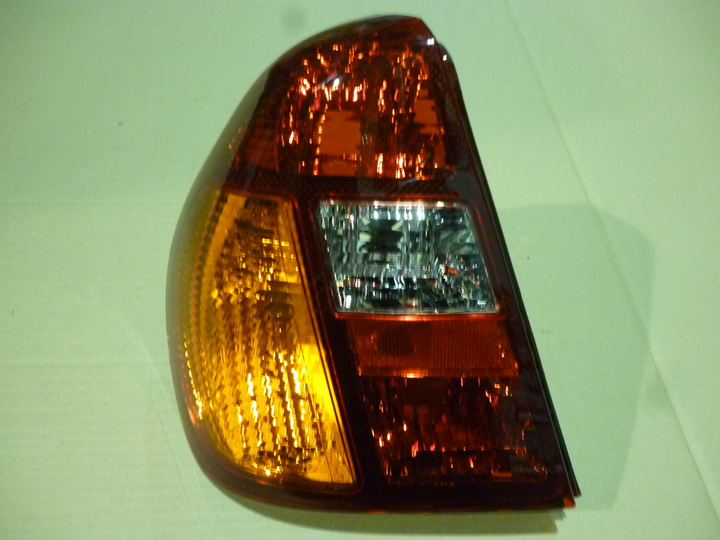 Faro trasero tricolor sedan 4 puertas izq - Imagen principal