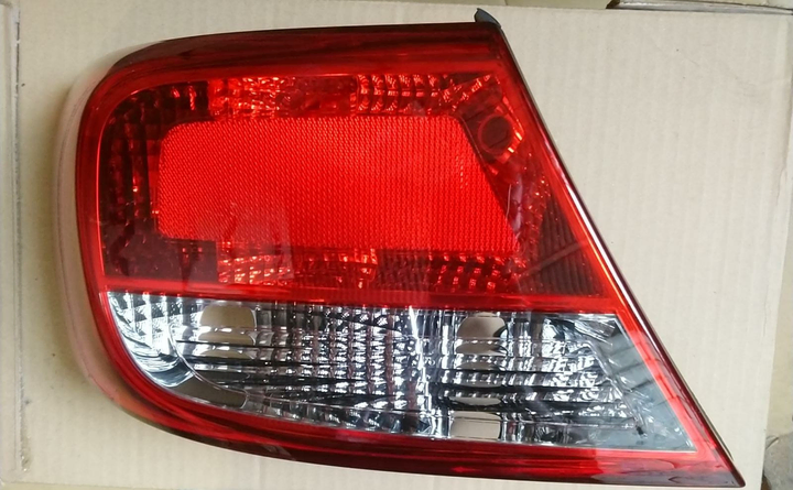 Faro trasero cristal rojo  3y5 ptas izq - Imagen principal