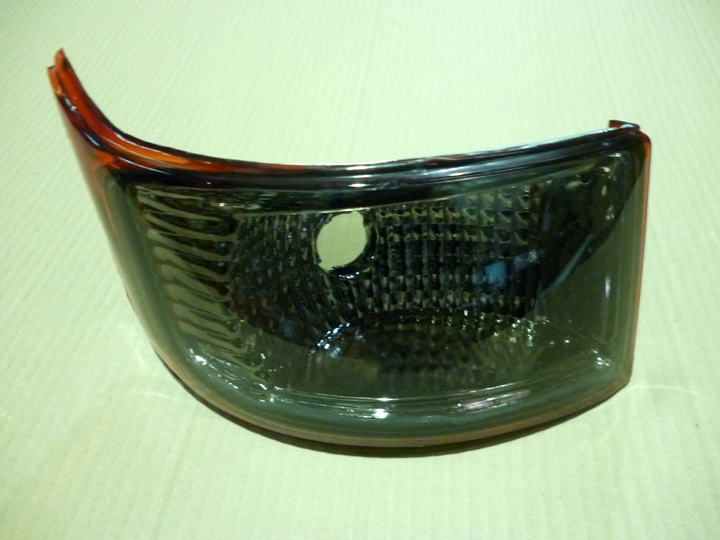 Faro trasero fume c/borde rojo der izq - Imagen principal