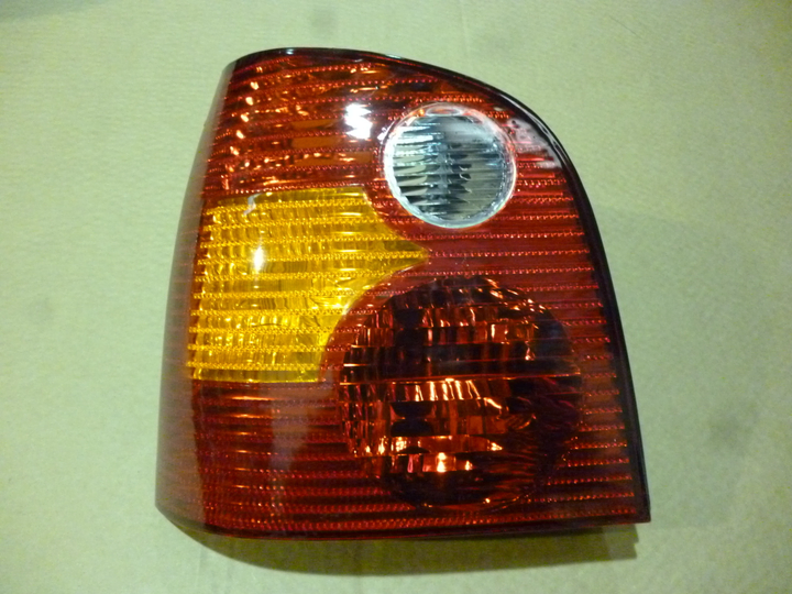 Faro trasero tricolor hatch izq - Imagen principal