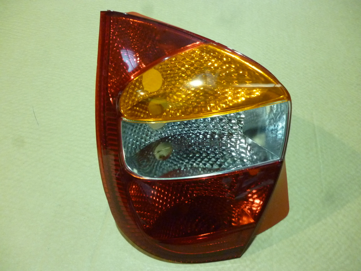 Faro trasero tricolor izq - Imagen principal