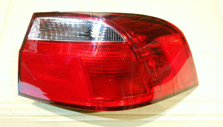 Faro trasero bicolor exterior der - Imagen principal