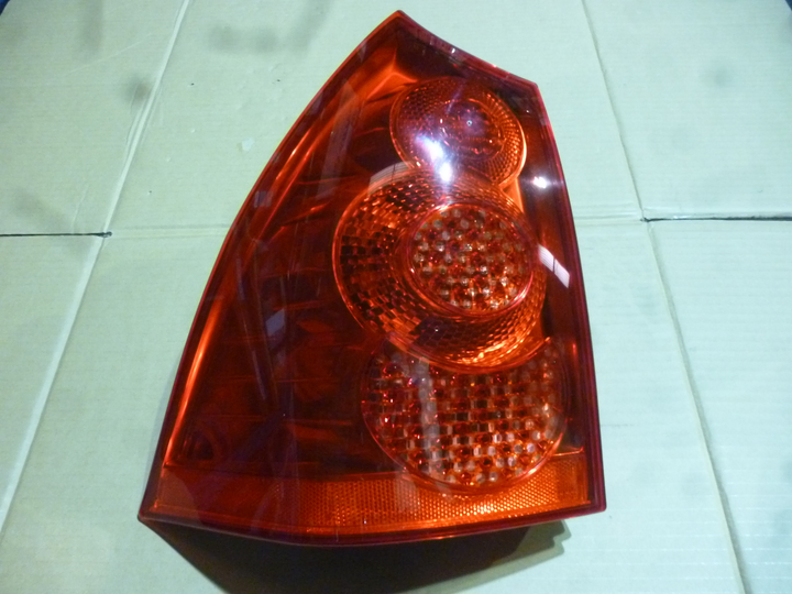 Faro trasero sw (camioneta) izq - Imagen principal