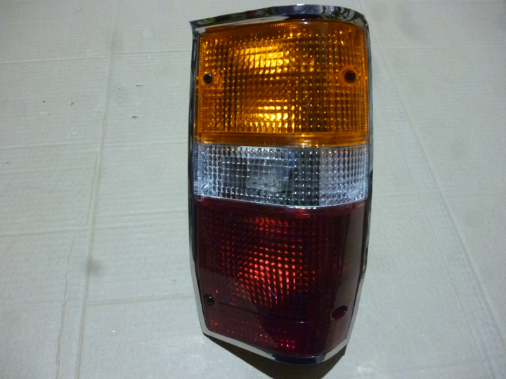 Faro trasero cromado der - Imagen principal