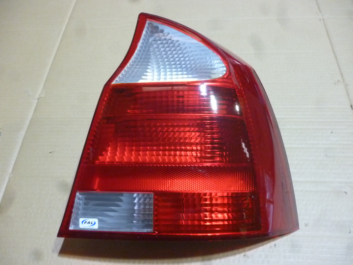 Faro trasero bicolor cristal rojo 4ptas der - Imagen principal