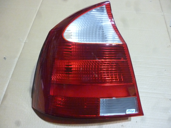 Faro trasero bicolor cristal rojo 4ptas izq - Imagen principal