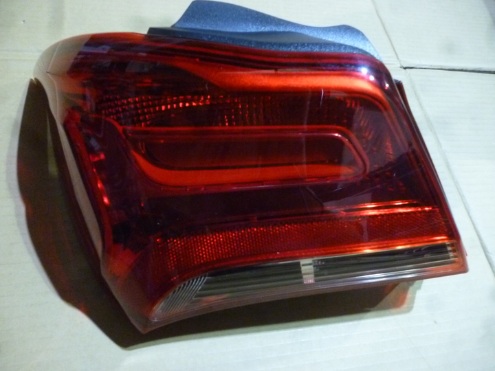 Faro trasero rojo izq - Imagen principal