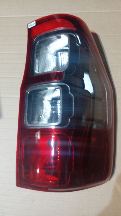 Faro trasero bicolor  sin cromado der - Imagen principal